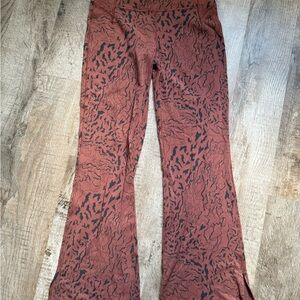 Lululemon all over print groovy pant sz10
